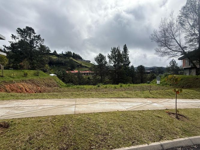 Lote en venta en Loma Del Escobero, Envigado, 1500 m² · foto 2 de 7