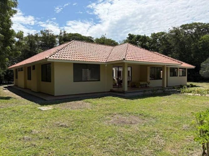 Casa de 6 alcobas en venta en Girardot, Girardot, 379 m² · foto 2 de 24