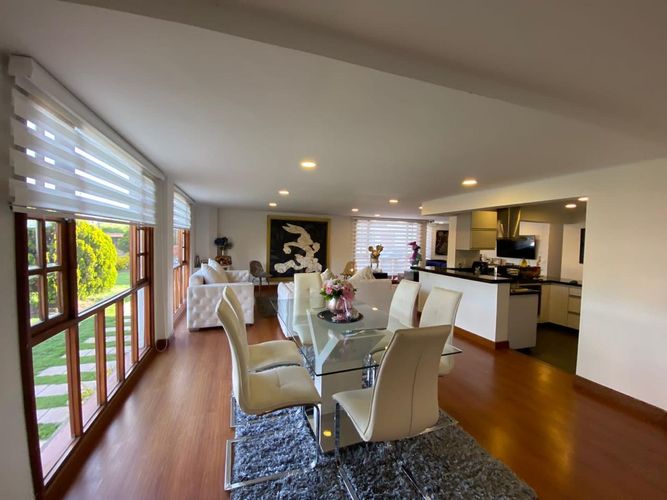 Casa de 4 alcobas en venta en San Jose De Bavaria, Bogotá, 380 m² · foto 2 de 15