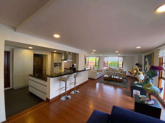 Casa de 4 alcobas en venta en San Jose De Bavaria, Bogotá, 380 m² · foto 3 de 15