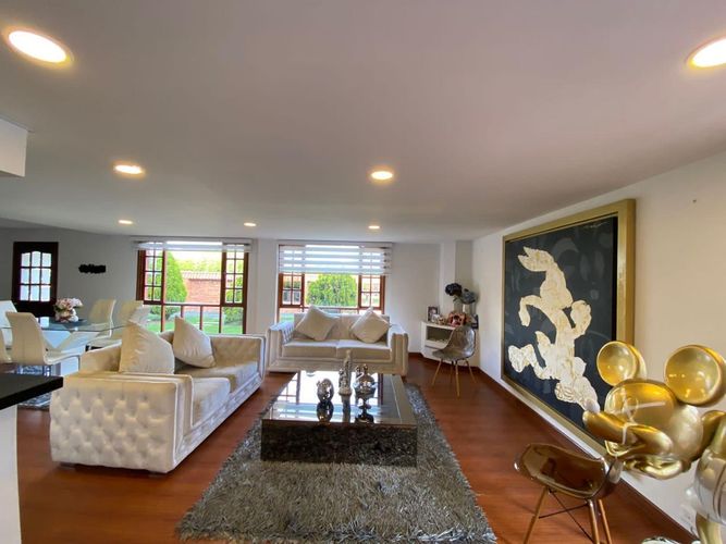 Casa de 4 alcobas en venta en San Jose De Bavaria, Bogotá, 380 m² · foto 4 de 15