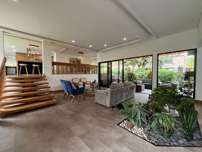 Casa de 4 alcobas en venta en El Poblado, Medellín, 440 m² · foto 3 de 19