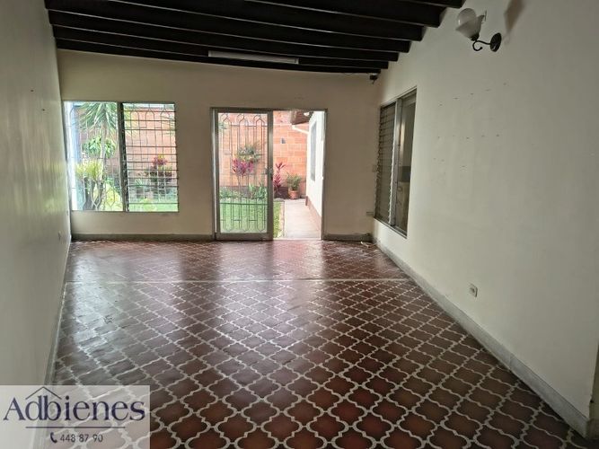 Casa de 4 alcobas en venta en Las Acacias, Medellín, 255 m² · foto 10 de 23
