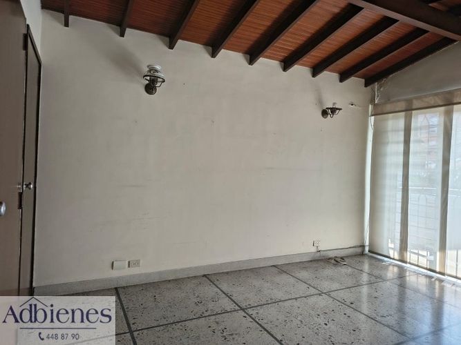 Casa de 4 alcobas en venta en Las Acacias, Medellín, 255 m² · foto 16 de 23