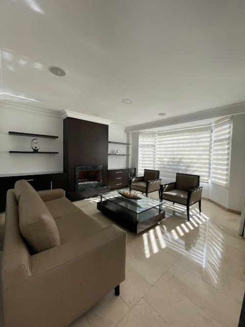 Casa de 4 alcobas en venta en Altos Del Poblado, Medellín, 620 m² · foto 2 de 23