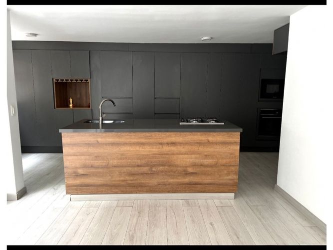 Apartamento de 4 alcobas en venta en San Lucas, Medellín, 200 m² · foto 2 de 24
