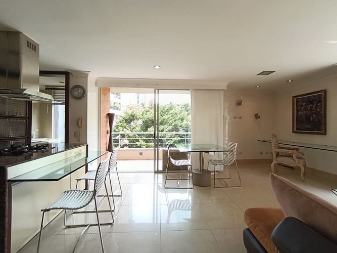 Apartamento de 2 alcobas en arriendo en El Poblado, Medellín, 106 m² · foto 2 de 20