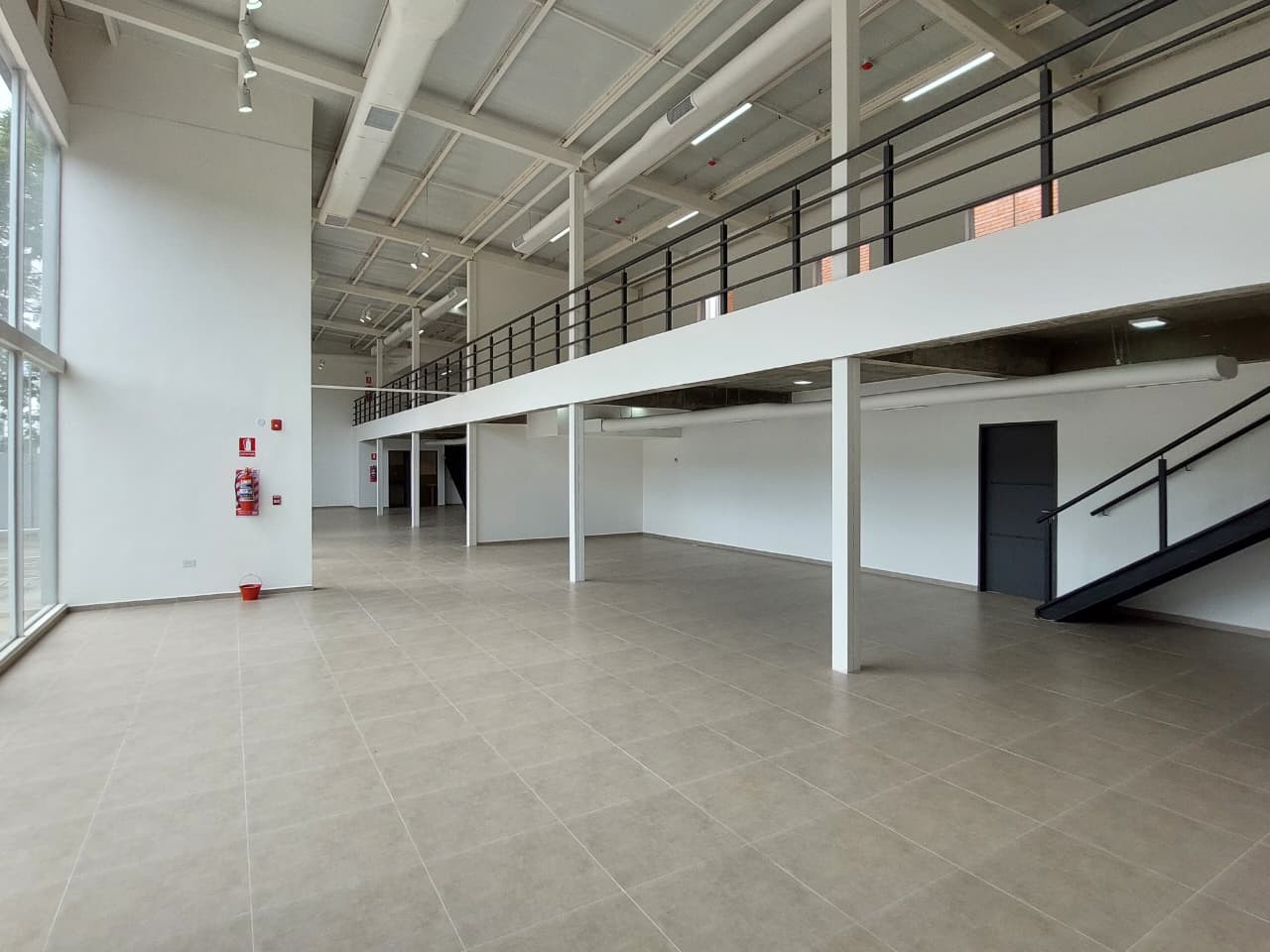 ALQUILO SHOWROOM Y OFICINAS DE 217,5 M2 SOBRE LA AVDA. MARISCAL ESTIGARRIBIA‼️ C-1192 — foto 2
