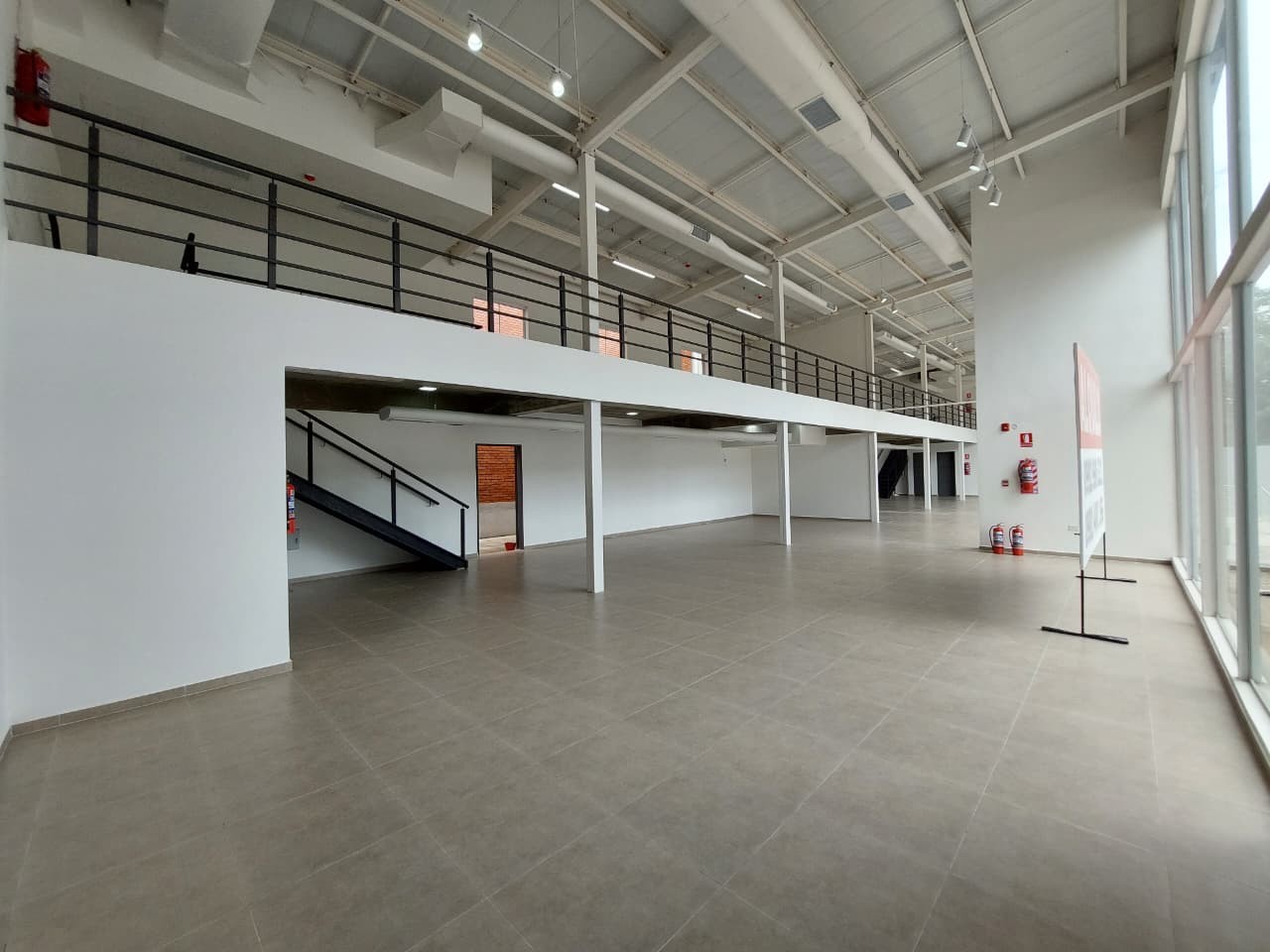 ALQUILO SHOWROOM Y OFICINAS DE 217,5 M2 SOBRE LA AVDA. MARISCAL ESTIGARRIBIA‼️ C-1192 — foto 3