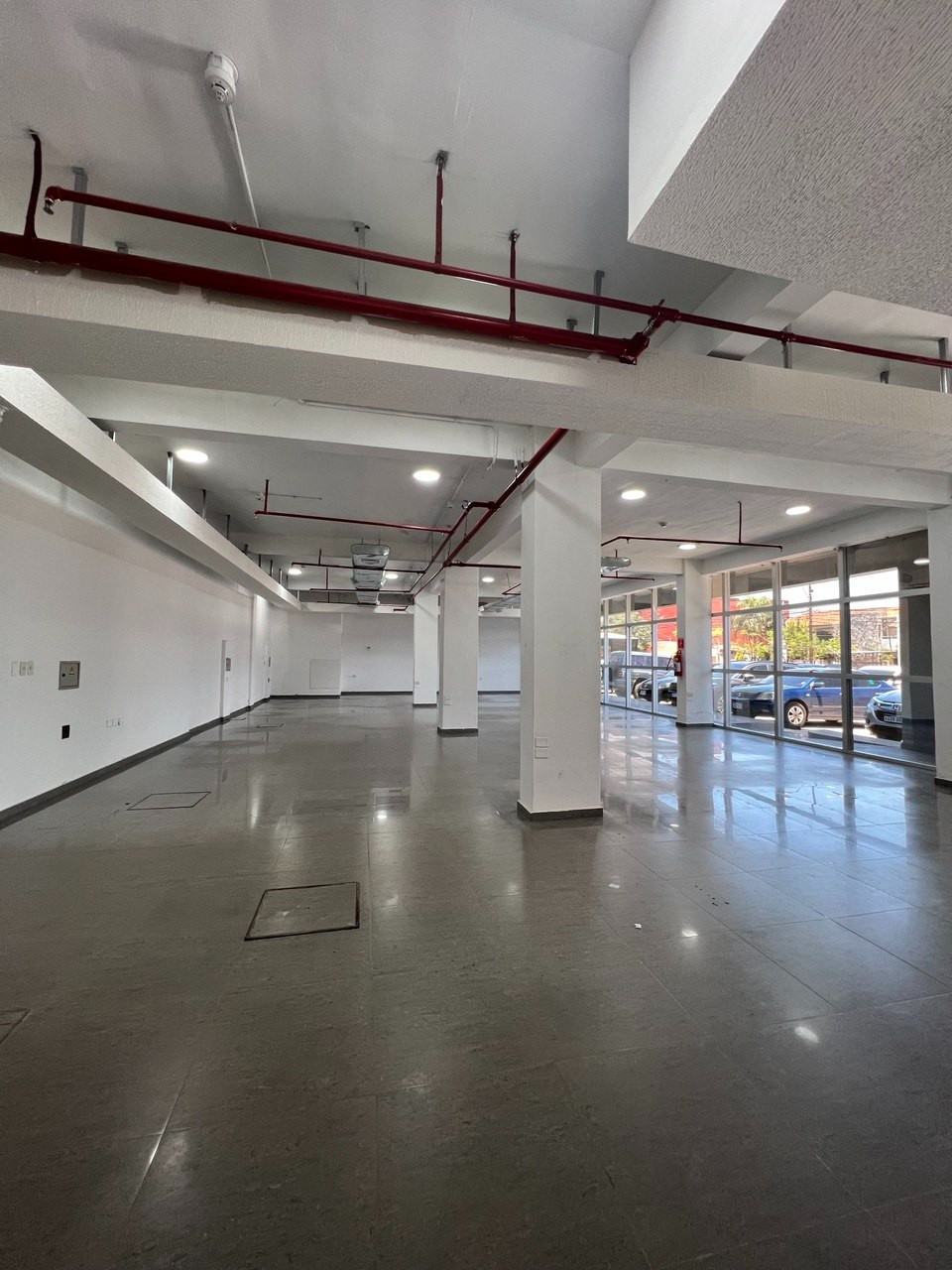 ALQUILO EN ASUNCION LOCAL CON PCI Y OPCION A COMPRA Y POSIBILIDAD DE FINANCIACION PROPIA EDIFICIO CORPORATIVO COMPLETO CON SHOWROOM OFICINAS Y ESTACIONAMIENTOS — foto 2
