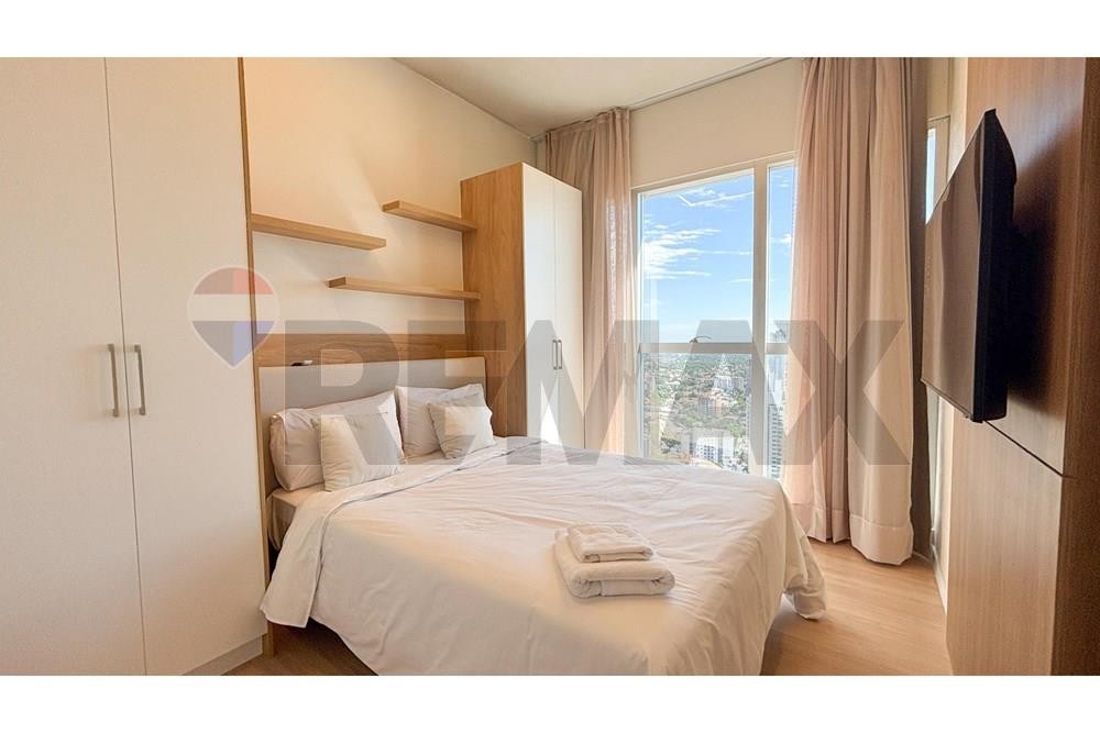 ALQUILO DEPARTAMENTO 1D AMOBLADO EN PETRA TOWER: Experimenta la vida de lujo en el edificio más emblemático de Asunción. Este exclusivo departamento de 1 dormitorio amoblado, ubicado en el piso 34, ofrece una cocina semiintegrada de diseño moderno, living — foto 3