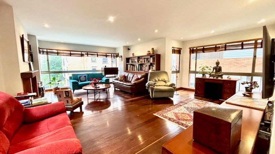 Apartamento de 3 alcobas en venta en Los Rosales, Bogotá, 230 m² · foto 2 de 24