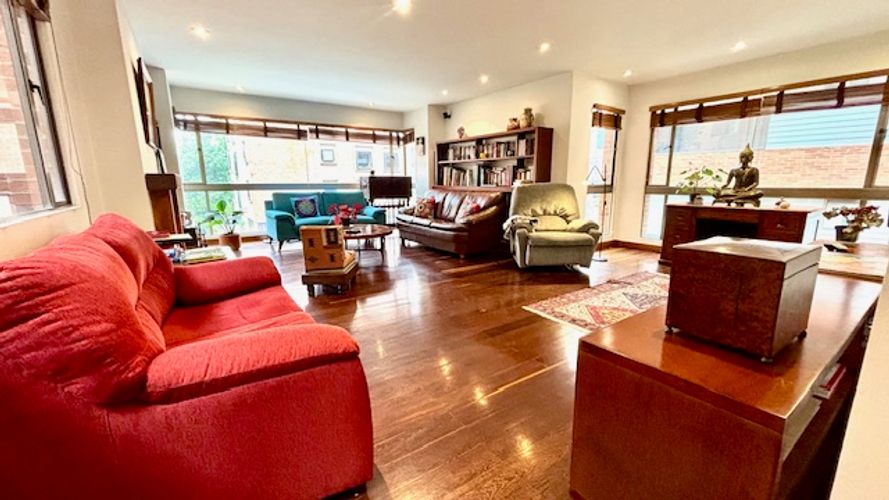 Apartamento de 3 alcobas en venta en Los Rosales, Bogotá, 230 m² · foto 4 de 24