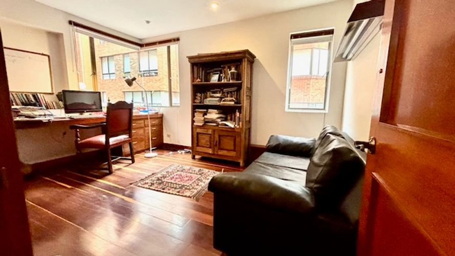 Apartamento de 3 alcobas en venta en Los Rosales, Bogotá, 230 m² · foto 23 de 24