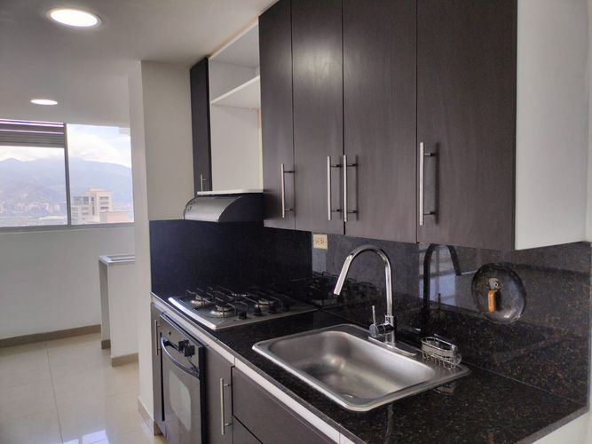 Apartamento de 2 alcobas en arriendo en El Poblado, Medellín, 85 m² · foto 3 de 15