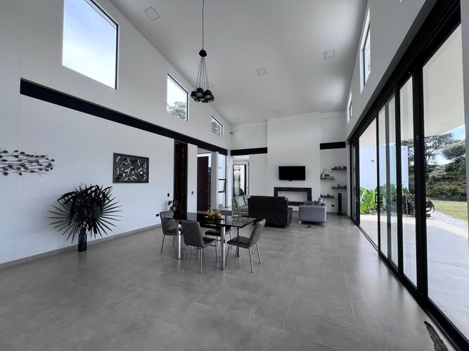 Casa de 4 alcobas en venta en Llano Grande, Rionegro, 423 m² · foto 2 de 24