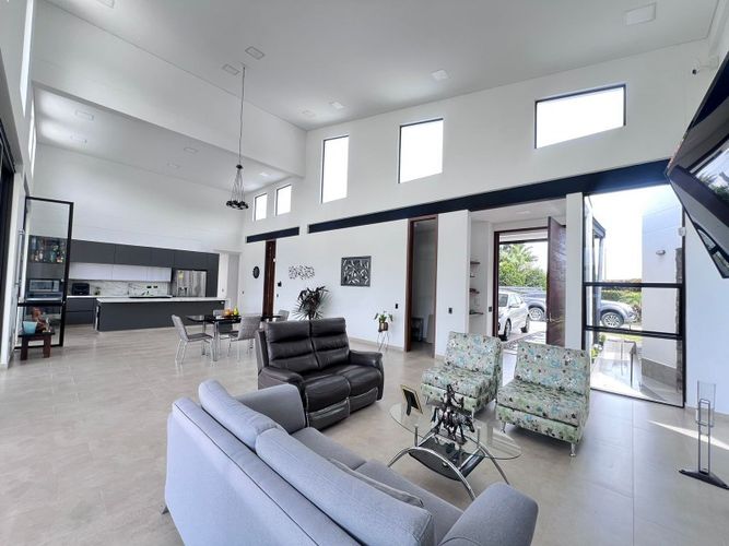 Casa de 4 alcobas en venta en Llano Grande, Rionegro, 423 m² · foto 3 de 24