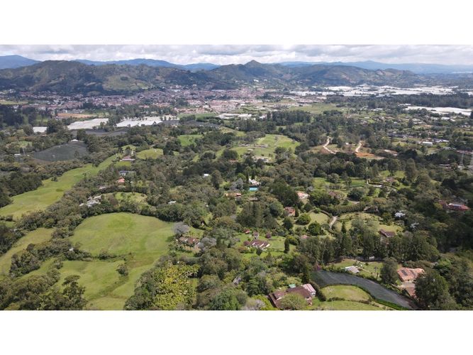 Finca en venta en Lomitas, La Ceja, 715 m² · foto 2 de 24