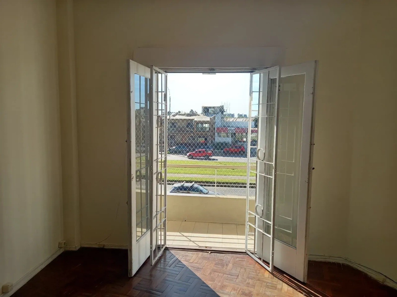 ALQUILER EN MALVIN, SOBRE AVENIDA ITALIA, PISO 1, 2 DORMITORIOS, PATIO Y BALCON