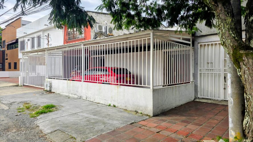 Casa de 6 alcobas en venta en Prados Del Norte, Cali, 538 m² · foto 2 de 4
