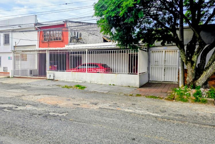 Casa de 6 alcobas en venta en Prados Del Norte, Cali, 538 m² · foto 3 de 4