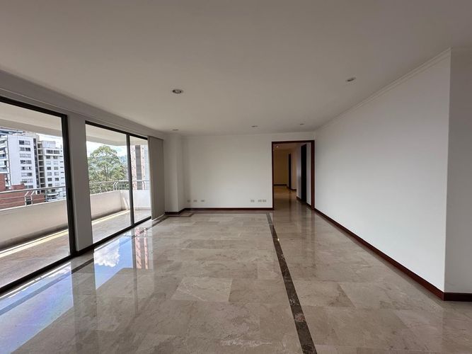 Apartamento de 4 alcobas en arriendo en El Poblado, Medellín, 369 m² · foto 2 de 18