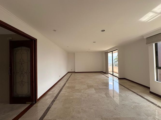 Apartamento de 4 alcobas en arriendo en El Poblado, Medellín, 369 m² · foto 10 de 18