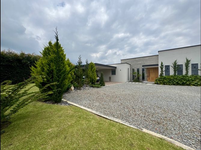 Casa de 3 alcobas en venta en Llano Grande, Rionegro, 1930 m² · foto 2 de 23
