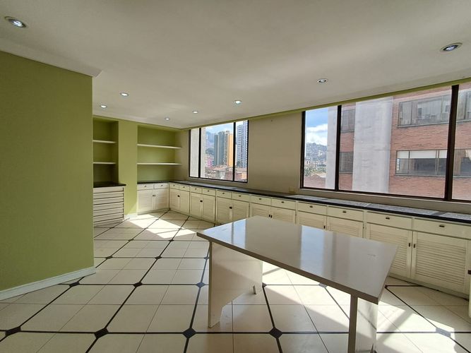 Oficina en arriendo en La Candelaria, Medellín, 75 m² · foto 2 de 12