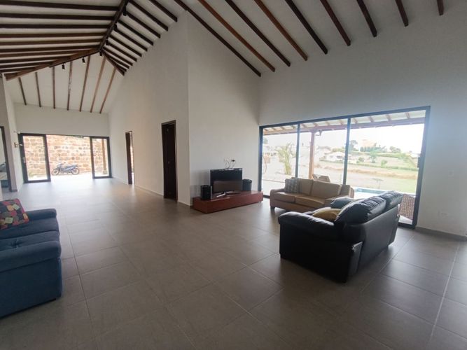 Casa de 6 alcobas en venta en Mesa De Los Santos, Piedecuesta, 439 m² · foto 2 de 24