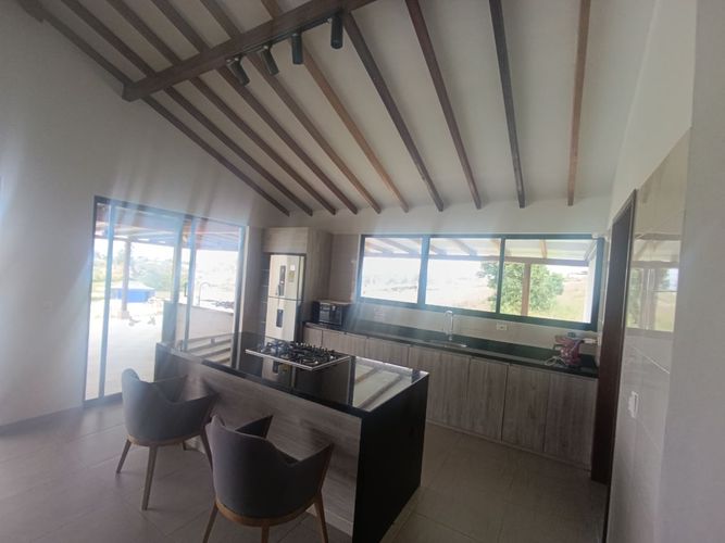Casa de 6 alcobas en venta en Mesa De Los Santos, Piedecuesta, 439 m² · foto 4 de 24