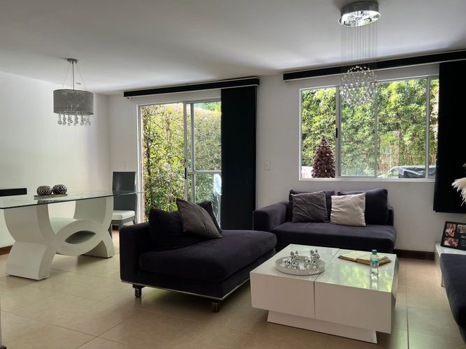 Casa de 3 alcobas en venta en Loma Del Chocho, Envigado, 198 m² · foto 2 de 16