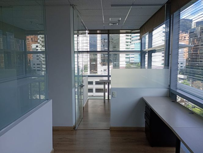 Oficina en arriendo en El Poblado, Medellín, 243 m² · foto 6 de 19
