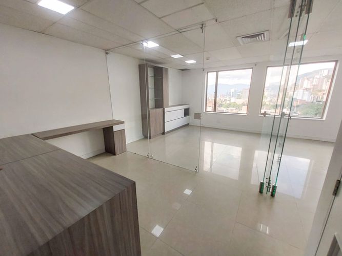 Oficina en arriendo en El Poblado, Medellín, 57 m² · foto 2 de 11