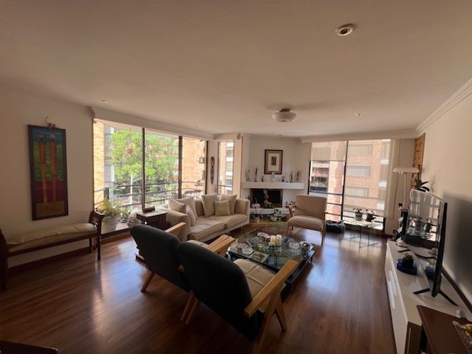 Apartamento de 3 alcobas en venta en La Carolina, Bogotá, 180 m² · foto 2 de 23