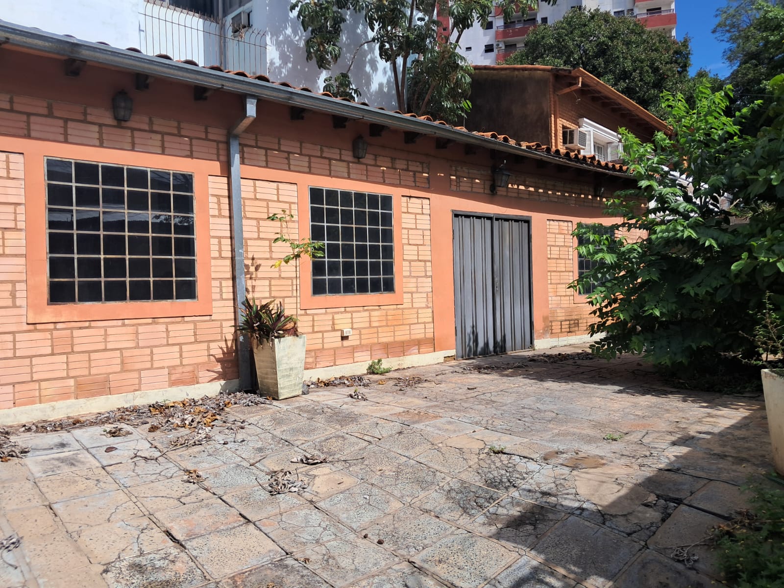 INVERSIÓN!!! VENDO INMUEBLE CON DEPARTAMENTO Y SALONES COMERCIALES  SOBRE ESTADOS UNIDOS ESQ. JOSE BERGES — foto 2