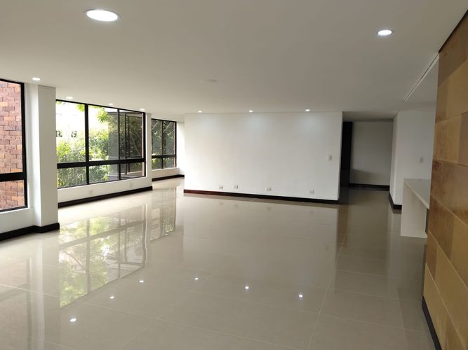 Apartamento de 4 alcobas en arriendo en El Poblado, Medellín, 295 m² · foto 3 de 20