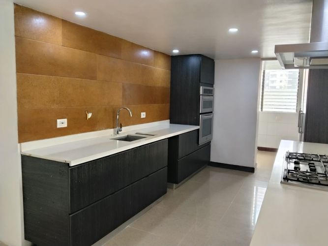 Apartamento de 4 alcobas en arriendo en El Poblado, Medellín, 295 m² · foto 8 de 20