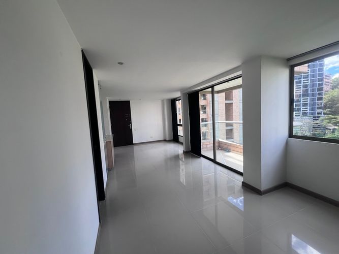 Apartamento de 2 alcobas en arriendo en Altos Del Poblado, Medellín, 72 m² · foto 2 de 12