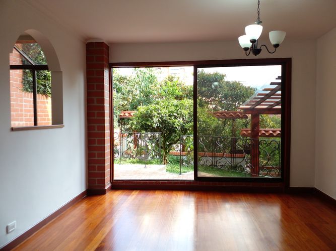 Casa de 3 alcobas en venta en El Poblado, Medellín, 251 m² · foto 2 de 19