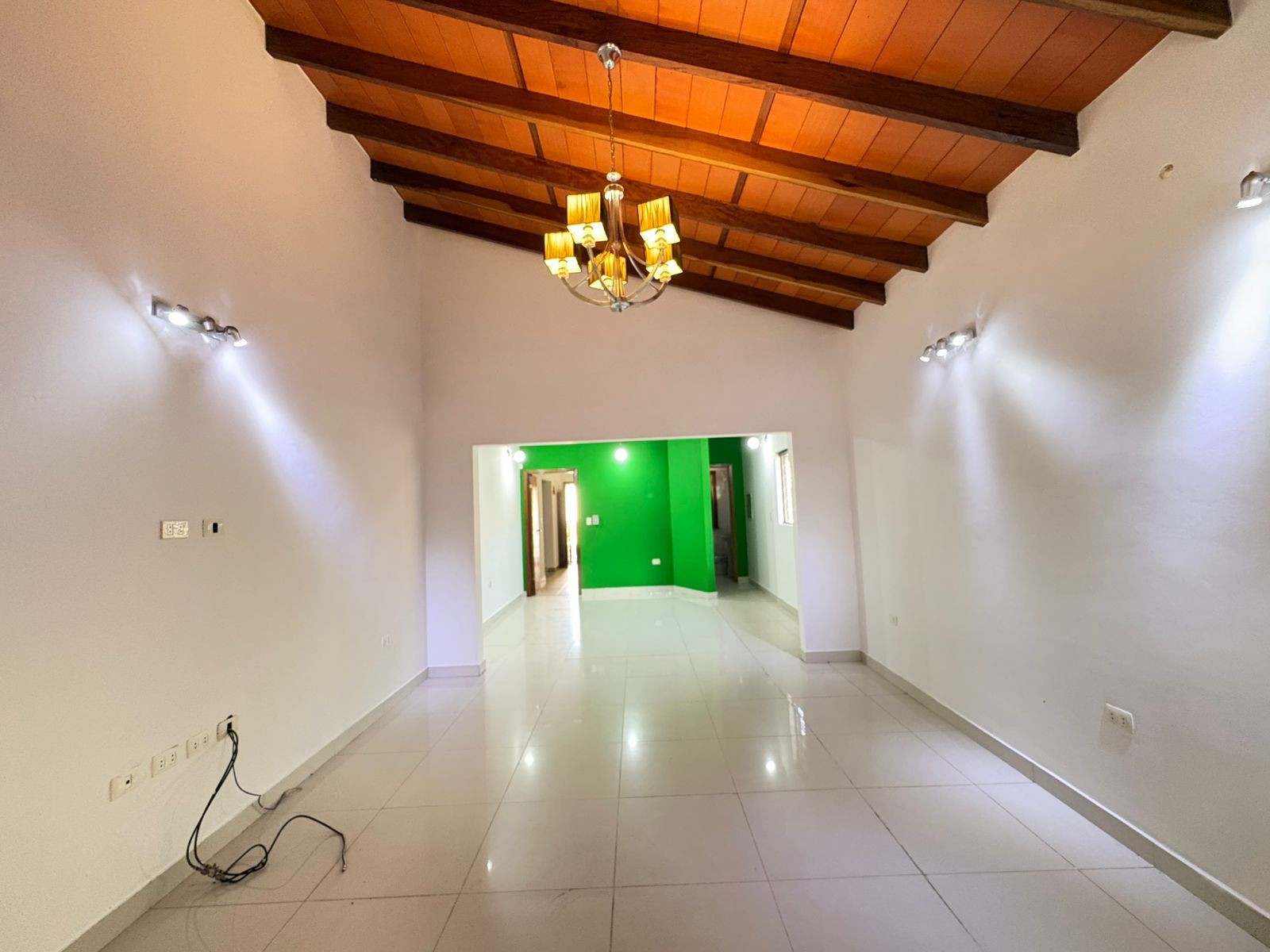 Oficina Exclusiva: Casa en Planta Baja con Potencial de Éxito y Ubicación Estratégica — фото 2
