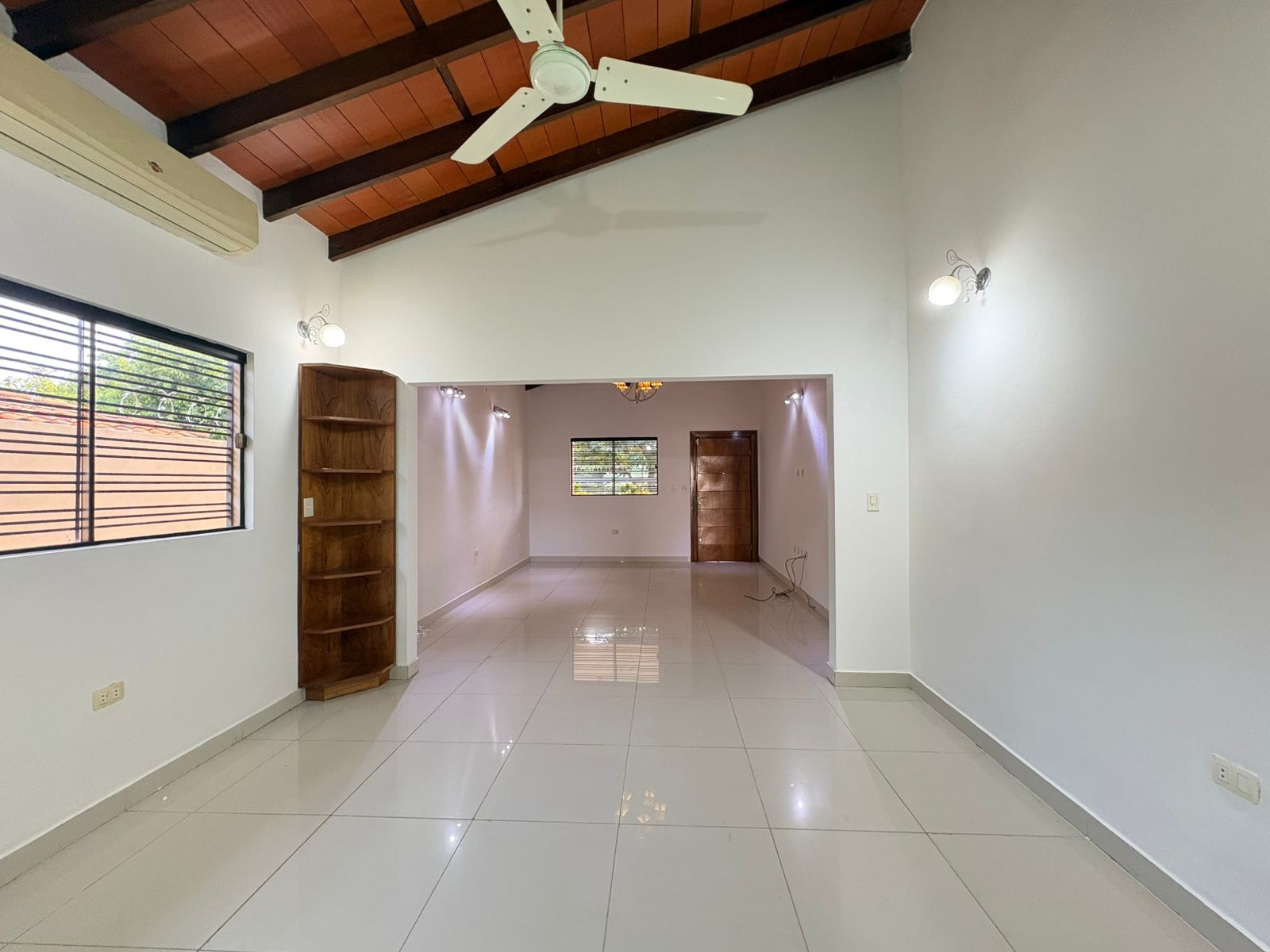 Oficina Exclusiva: Casa en Planta Baja con Potencial de Éxito y Ubicación Estratégica — фото 3