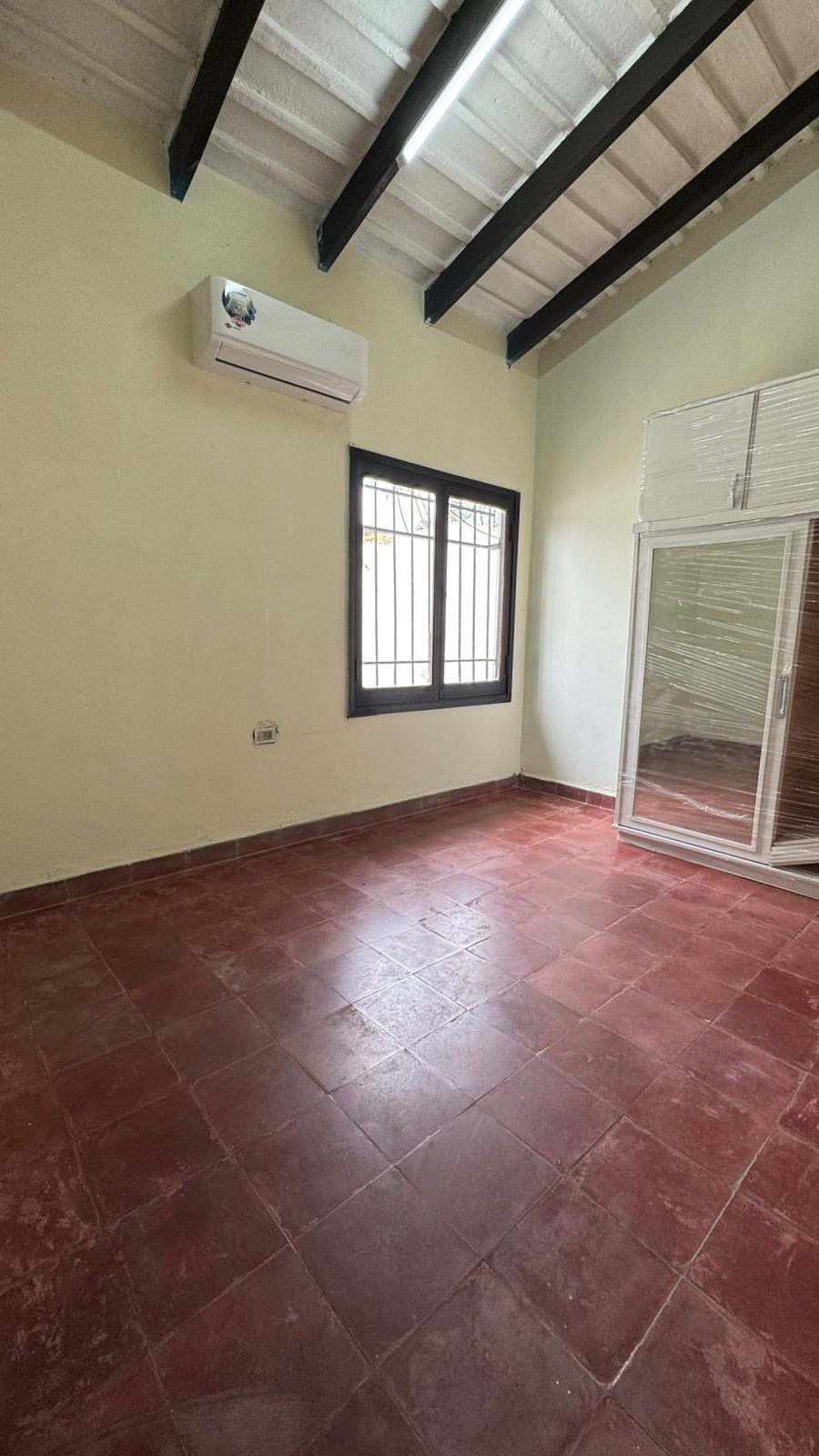 Alquilo amplia casa en Grupo Habitacional Aeropuerto — foto 2