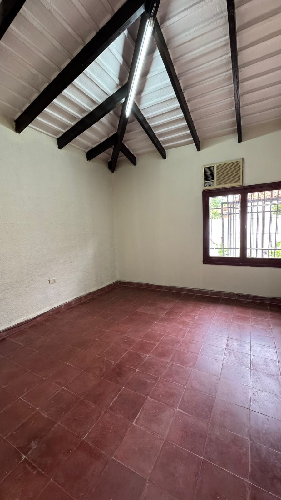 Alquilo amplia casa en Grupo Habitacional Aeropuerto — foto 3