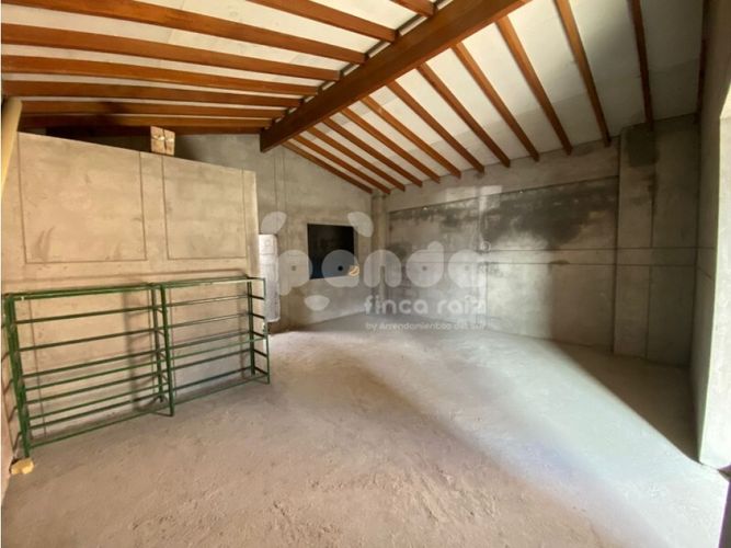 Bodega en arriendo en Los Naranjos, Envigado, 774 m² · foto 2 de 8