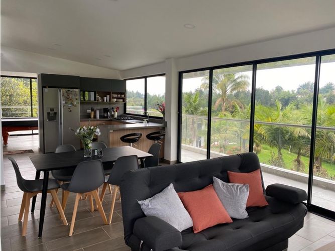 Casa de 6 alcobas en venta en Aeropuerto, Rionegro, 260 m² · foto 2 de 23