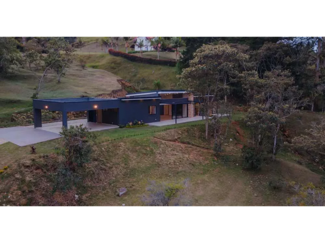 Casa de 3 alcobas en venta en Yarumal, Rionegro, 253 m² · foto 19 de 20