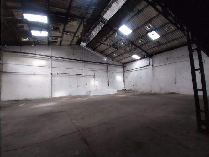 Bodega en arriendo en Ditaires, Itagüí, 750 m² · foto 2 de 9