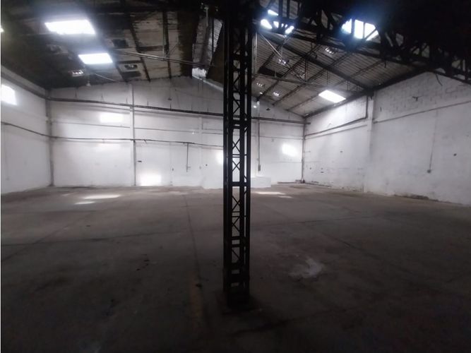 Bodega en arriendo en Ditaires, Itagüí, 750 m² · foto 3 de 9