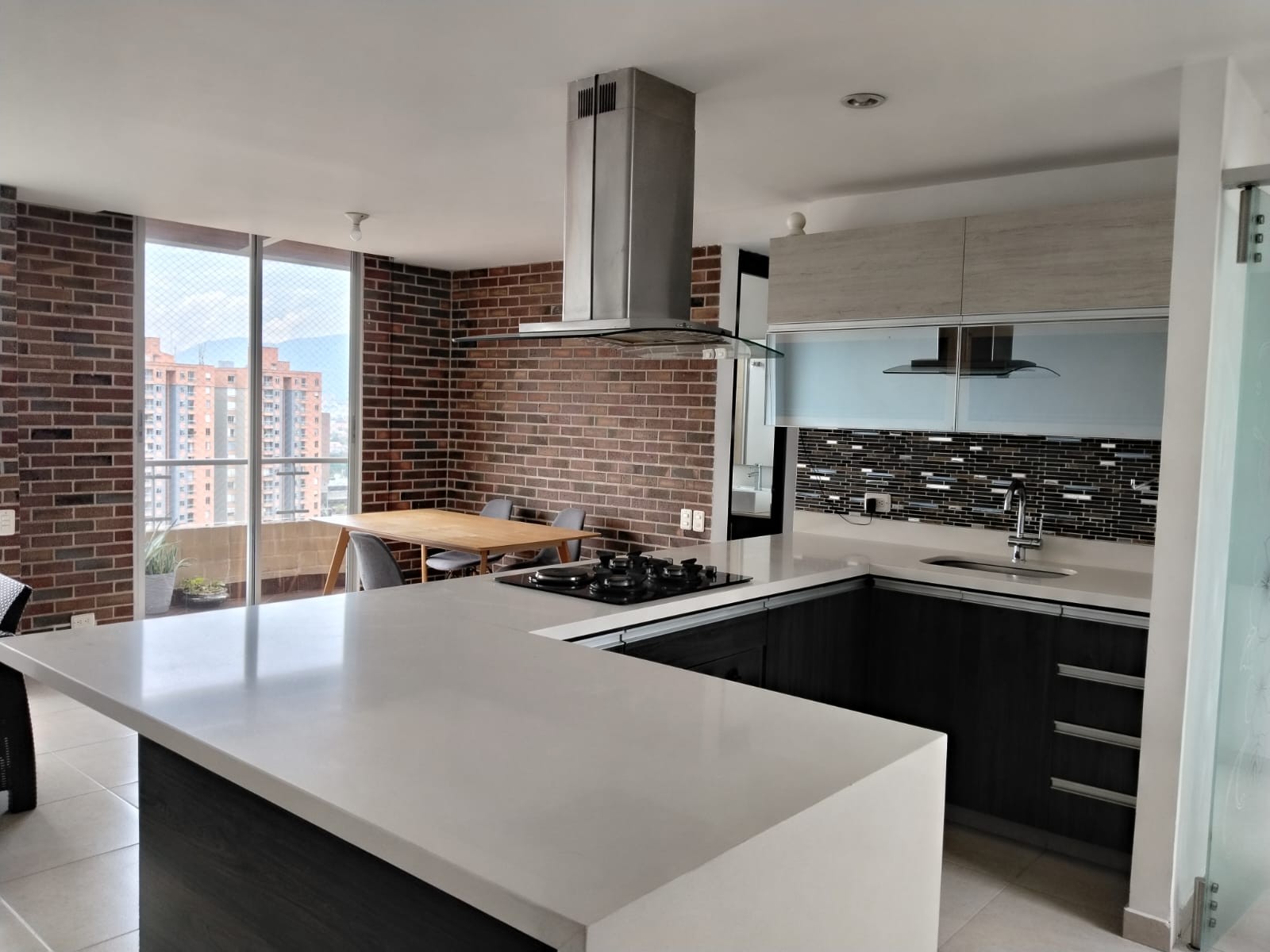 Apartamento en arriendo en El Poblado, Medellín · foto 2 de 16